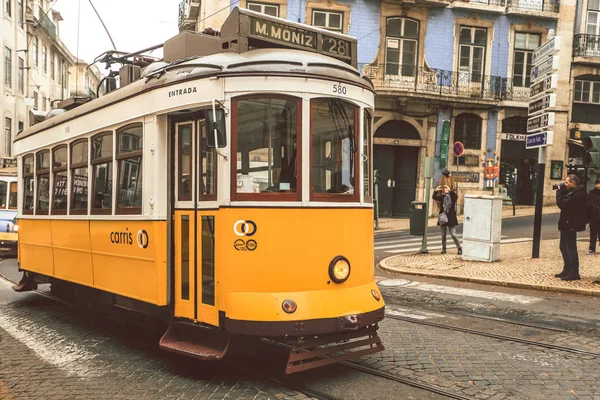 LISBON - PORTUGAL, 23 Aralık 2015: Lizbon, Portekiz şehir merkezinde eski bir geleneksel tramvay vagonu. Şehir, başkentin tarihi bölümünde geleneksel tramvayı hizmette tutuyordu.