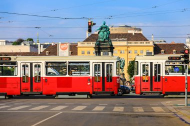 Viyana, Avusturya - 27 Mayıs 2018: Maria Theresa anıt tarafından Viyana şehir merkezinde geçen eski moda tramvay