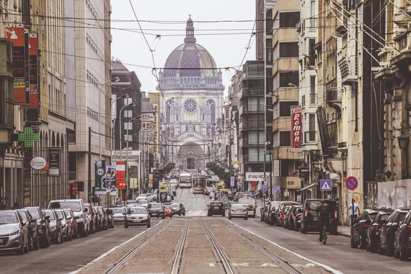 Brüksel-Belçika, 10 Haziran 2018: Saint Mary'nin Kraliyet Kilisesi ile Brüksel Street view, o yer de la Reine üzerinde bulunan bir Roma Katolik parish Kilisesi.