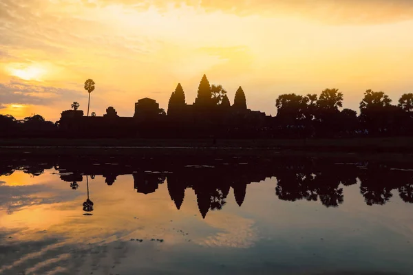 Sylwetka Angor Wat Świątyni Sunrise — Zdjęcie stockowe