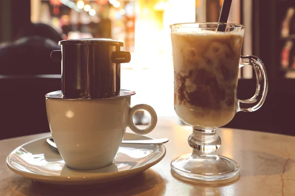 Tropft Schwarzer Kaffee Vietnamesischen Stil Mit Kondensmilch Auf Einen Glastisch — Stockfoto