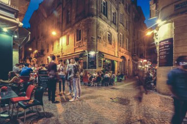 Bordeaux, Fransa - 3, Haziran 2017: İnsanlarla dolu bir sahip içecekler ve akşam yemeği restoran terası Bordeaux şehir merkezinde, Gironde, Aquitaine, Fransa