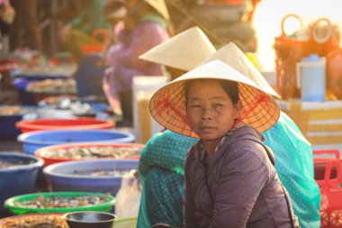 Hoi An, Vietnam - 7 Şubat 2018: Vietnam kadın Hoi yol kenarına yerleştirilen bir pazarda büyük kase gelen deniz ürünleri satan bir, Quang Nam il, Vietnam.