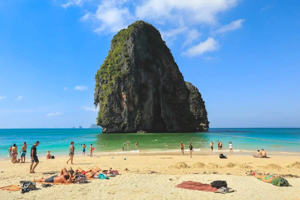Krabi Tajlandia Lut 2018 Turyści Spędzają Czas Tropikalnej Plaży Tradycyjny — Zdjęcie stockowe