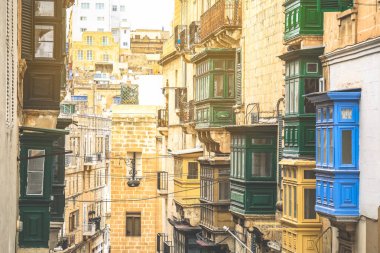 Malta Valletta, geleneksel ev bina cephe kumtaşı ve kapalı balkon