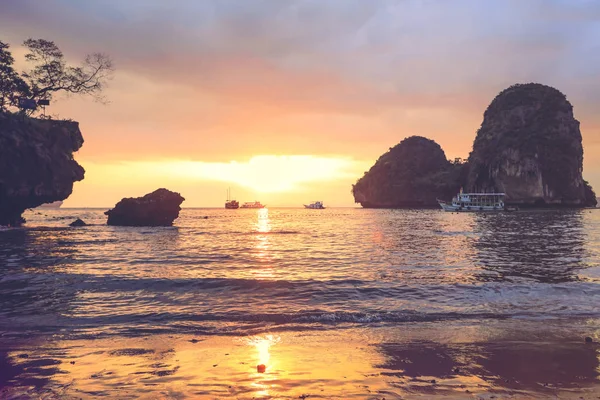 Επιλεκτική Εστίαση Στις Βάρκες Ηλιοβασίλεμα Στο Διάσημο Νησί Railay Στην — Φωτογραφία Αρχείου