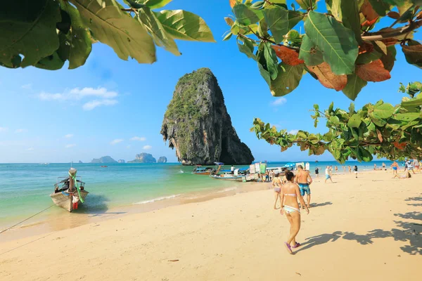 Krabi Tajlandia Lut 2018 Turyści Spędzają Czas Tropikalnej Plaży Tradycyjny — Zdjęcie stockowe