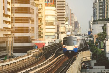 BTS Gökyüzü Treni Bangkok şehir merkezinde çalışıyor. Gökyüzü treni Bangkok 'taki en hızlı ulaşım modudur.
