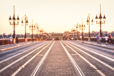 Akşam saat Pont de Pierre köprüsünde, Bordeaux, Fransa içinde renkli ışıklar ile bulanık Caddesi'nin Vintage tarzı görüntü