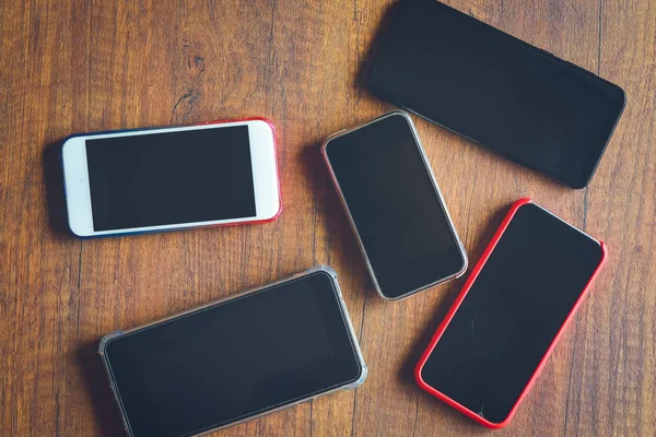 Birçok cep telefonu ahşap tablo