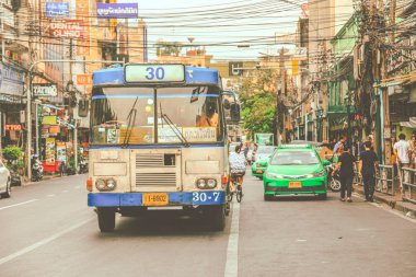 Bangkok - Tayland, arillus 21, 2015: Eski otobüs Bangkok şehir merkezi sürücüler. Otobüs Bangkok anahtar kamu Ulaştırma biridir.