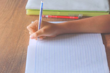 Çocuğun el üstünde defter, eğitim kavramı yazma yumuşak odak