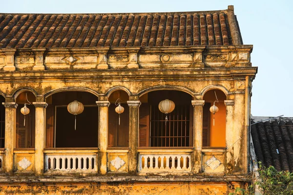 Hoi camda asılı fener ile eski bir şehir evleri