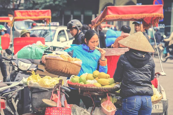 Hanoi Vietnam Febrero 2018 Enfoque Selectivo Vender Frutas Calle Hanoi — Foto de Stock