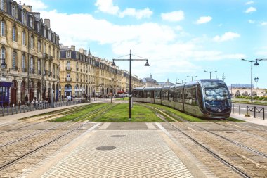 Bordeaux, Fransa - 17 Ekim, 2018: Fransa Bordeaux merkezi tramvay. Bordeaux tramvay ağ beslenmesi par Sol (Aps) sistem bir yer seviyesinde güç kaynağı kullanmak için dikkate değerdir.