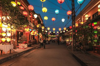 Hoi An, Vietnam - 9 Şubat 2018: Hoi bir antik kenti, Vietnam sokakta renkli fenerler tarih seçici odak