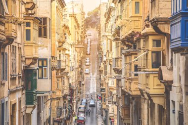 Malta Valletta, geleneksel ev bina cephe kumtaşı ve kapalı balkon