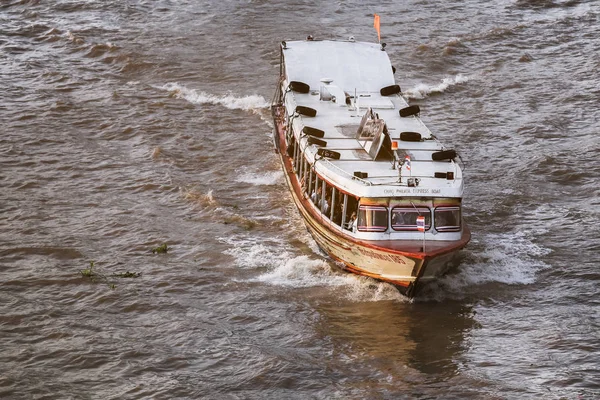 Bangkok, Tayland - 15 Haziran 2017: Chao Phraya hızlı tekne, ünlü ulaşım hizmeti Chao Phraya Nehri üzerinde faaliyet Bangkok Tayland.