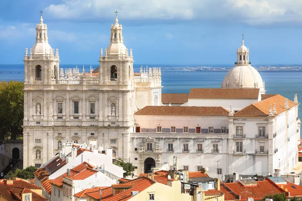Sao Vicente de Fora Manastırı ve ulusal Panteon (Santa Engracia kilise aka Panteao Nacional) kubbe. Lisbon, Portekiz