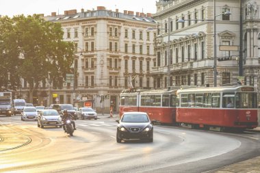 Viyana, Avusturya - 28 Mayıs 2018: Viyana şehir merkezinde gün batımı sırasında geçen eski moda tramvay