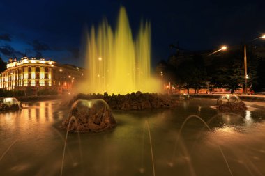 Hochstrahlbrunnen: Çeşme ve Sovyet savaş anıtı Schwarzenbergplatz üzerinde kare Viyana, Avusturya