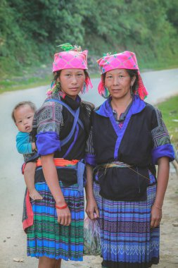 Mu cang chai, Vietnam-Ağustos 27, 2018: kameraya, Mu cang chai, Vietnam gülümseyen geleneksel içinde portre Mhong kadın