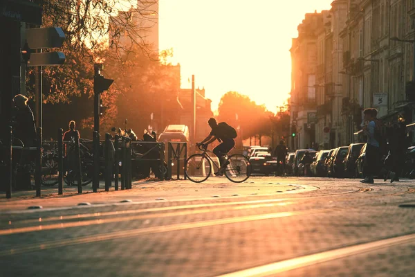 ボルドー フランス 2018 市内のストリート シーン ボルドー フランス 日没時に路面電車通りを歩く人々 に選択と集中 — ストック写真