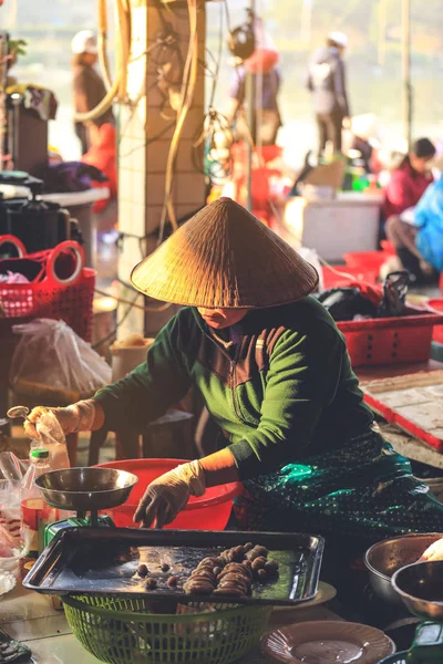 Hoi Vietnam Febrero 2018 Enfoque Suave Mujer Vietnamita Que Vende — Foto de Stock
