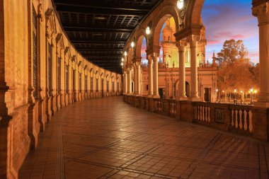 Plaza de Espana alacakaranlık, Seville, İspanya, Andalusia, balkon. Ünlü turistlerin cazibe ve Sevilla'nın landmark