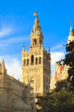 Çan Kulesi ile mavi gökyüzü, ünlü turistlerin cazibe Sevilla Katedrali, İspanya Giralda görünümünü