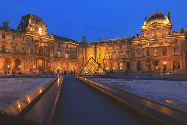 Paris Dezembro 2018 Edifício Vista Louvre Pátio Noite Museu Louvre — Fotografia de Stock