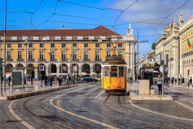Lizbon - Portekiz, 5 Kasım 2018: Lizbon, Portekiz şehir merkezinde geleneksel bir tramvay vagonu. Şehir, başkentin tarihi bölümünde geleneksel tramvayı hizmette tutuyordu.