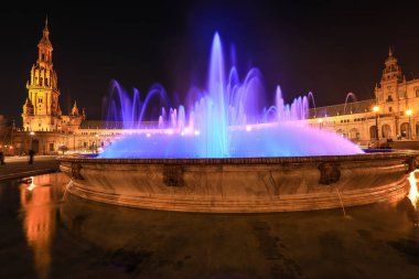 Plaza de Espana veya İspanya Vicente Traver Çeşme gece, Seville, İspanya ile kare