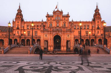 İspanya kare ya da Plaza de Espana mavi saat, Endülüs, İspanya akşam sırasında Seville
