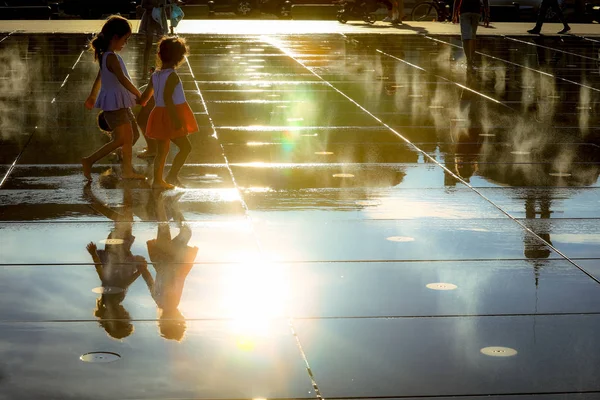 Bordeaux Francia Septiembre 2016 Dos Niñas Disfrutan Paseando Espejo Agua —  Fotos de Stock