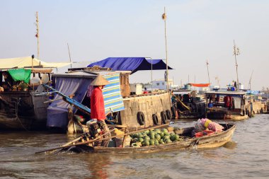 Tekneyi Mekong Delta Vietnam Nga Nam kayan piyasasında Vietnamca satıcı satır yukarı.