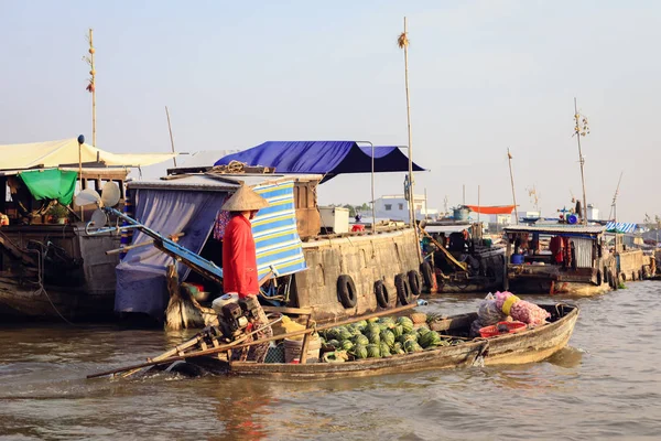 Tekneyi Mekong Delta Vietnam Nga Nam kayan piyasasında Vietnamca satıcı satır yukarı.
