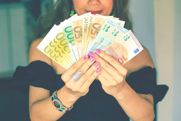 Hände Mit Pinkfarbener Maniküre Halten Euro Banknoten Der Hand — Stockfoto