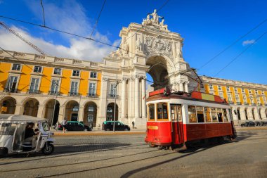 Praça turistik tramvay Comercio (ticari meydan) Rua Augusta zafer Arch yakınındaki yapmak. Güneşli bir günde Lisboa ünlü turistik yer.
