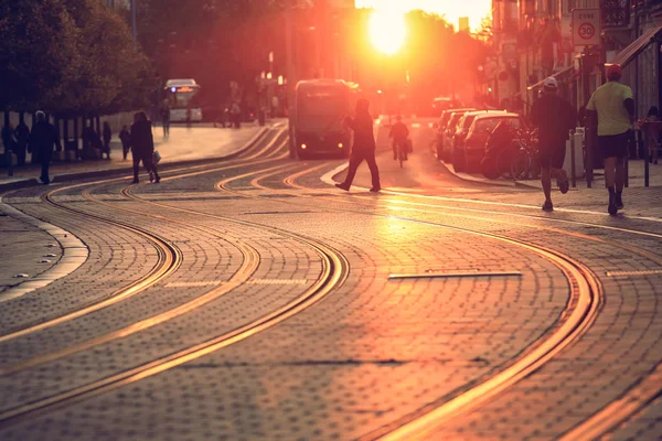 Kaplama, şehir sokak sahne, tramvay ile sokakta günbatımı sırasında Bordeaux, Fransa'da insanlar tarih seçici ofcus