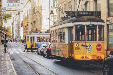 Lizbon - Portekiz, 5 Kasım 2018: Lizbon, Portekiz şehir merkezinde geleneksel bir tramvay vagonu. Şehir, başkentin tarihi bölümünde geleneksel tramvayı hizmette tutuyordu.