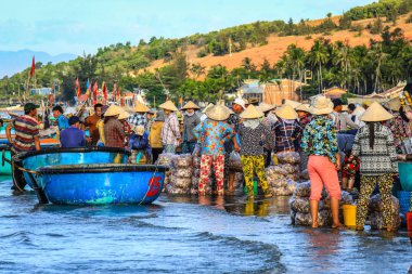 MUI Kuzey Vietnam 22 Ocak 2019: MUI ne, sahilde Vietnamca satıcının tam olarak sabah erken balıkçı köyü