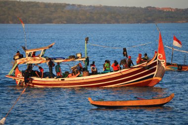 Bali, Endonezya - 3 Ağustos 2017: Bağlantı noktası Jimbaran Beach, Bali, renkli el işi Balinese ahşap balıkçı teknesi