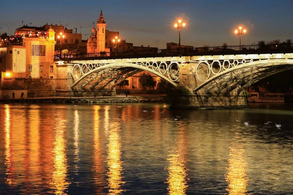 Alacakaranlıkta Guadalquivir Nehri Üzerinde Isabel Köprüsü Veya Triana Köprüsü Sevilla — Stok fotoğraf