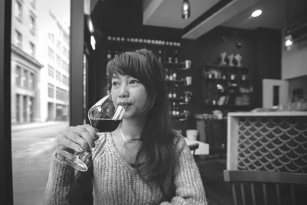 Atraente Jovem Asiático Mulher Bebendo Vinho Tinto Preto Branco Fotografia — Fotografia de Stock