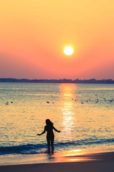 Silhouette Femme Mince Sur Plage Pendant Coucher Soleil Incroyable — Photo