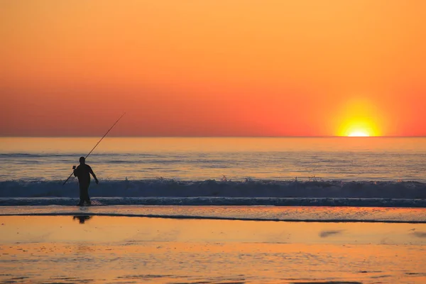 Vakker Scene Med Fiskersilhuett Med Stang Sittende Stranden Ved Solnedgang – stockfoto