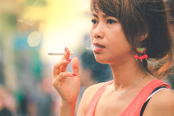 Stressed Mulher Asiática Vício Fumar Cigarro Estilo Vintage — Fotografia de Stock