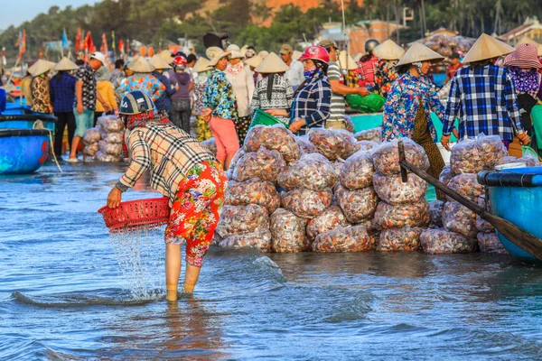 Mui Vietnam Enero 2019 Pueblo Pesquero Madrugador Mui Lleno Vendedores — Foto de Stock