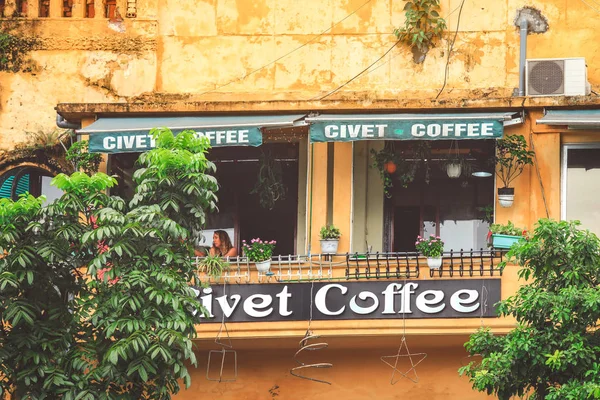 Hanoi, Vietnam eski mahallesinde bulunan kafelerde Turist dinlenme